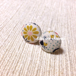 くるみボタンのイヤークリップ / 花畑×イエロー / 約18㍉ / No.d-5
