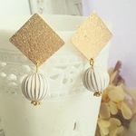 アンティーク風 縞ゴールドライン と 梨地スクエアプレートのピアス/イヤリング　