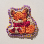 真っ赤なマフラーの小狐刺繍ブローチ