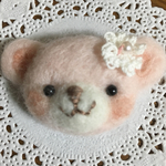 くまちゃんブローチ〈お花〉