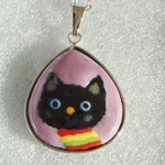 七宝ネックレス　縞々セーターの黒猫