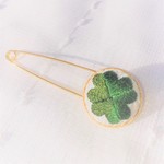 🍀四つ葉のクローバーの刺繍のストールピン