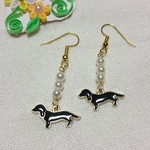 パールとお洒落な犬のピアス