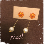 揺れるパールのフラワーピアス