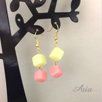 2連キューブのゆらゆらピアス