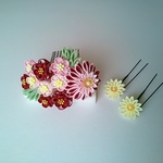 つまみ細工　桃色と赤のお花コームと小花のU ピンのセット
