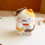 小さな三毛にゃんストラップ　まんまるしっぽ
