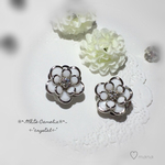 ❁大人可愛い白いお花のピアス♡イヤリング❁*～カメリア～❁*·⑅