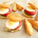 ハンバーガーとフライドポテトのバッグチャーム