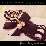 ♡イニシャルチャーム付き♡抱っこ紐ベルト⋈バイカラーパールリボン⋈