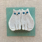 陶土のねこのブローチ(寄り添う白猫)