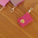 [送料無料] ビビットピンク　コードをキャッチ!レザーイヤホンクリップ