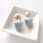 ラウンドウッド三角バタフライピアス