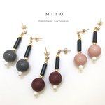 アクリルとゴールドビーズのピアス/イヤリング