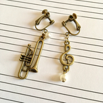 音楽好き♡パールを添えて。（トロンボーンとト音記号）【イヤリング or ピアス】