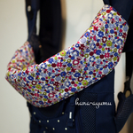 【すぐ発送可能】抱っこ紐首回りカバー◆リバティ風小花×ネイビー