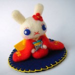 ほんわかお着物うさぎさん　赤　紺マット付　羊毛フェルト　