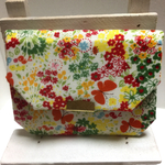 ☆蝶と小花柄のお財布☆マルチカラー☆コンパクト☆