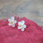 小さな白いお花のピアス 