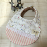 丸型スタイ白地ガーランド×ピンクストライプ