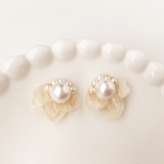 (送料無料)whiteあじさいフリルピアスorイヤリング
