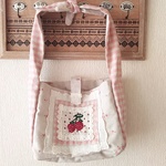 いちご刺繍のショルダーバッグ
