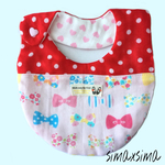 6重ガーゼのまんまるスタイ　赤ドットとカラフルリボン