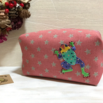 刺繍のようなワッペン🐸カエルさんの キャラメルポーチ  大きめ♥️