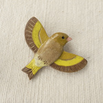 飛ぶカワラヒワのブローチ　野鳥（マグネット変更可）