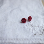 【刺繍】赤いベリーのつぶつぶイヤリング(樹脂ノンホール)