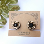 ブラックとベージュの刺繍イヤリング