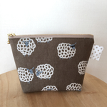 ひつじ柄（カーキ系）のミニポーチ