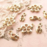 桜と花びらチャームＢ抜き・コネクタータイプ10個マットゴールド 