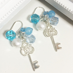 鍵と水色ビジューのピアス