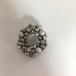 パールとスワロフスキーのブローチ