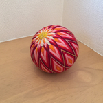 手毬　ぼたん菊のサテンかがり 臙脂