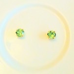 スワロフスキー　ペリドット　一粒ピアス