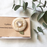 まあるいお花刺繍ブローチ 生成り葉っぱ付き