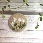 ✨1day SALE✨小さな白いお花たち 刺繍 くるみ