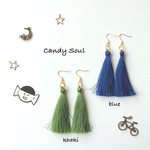 タッセルピアス - khakiとblue -