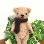 小さなテディベア サンドピンク ブラウンマフラー