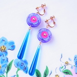 ボタンにのったお花とシアーカラードロップイヤリング（ブルーグリーン））
