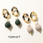 ピンクベージュ 楕円べっ甲のつや消しおおぶりピアス