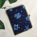 がま口タイプ の スリムな マルチケース 星座柄 ブルー