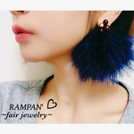 ネイビー ファー ピアス