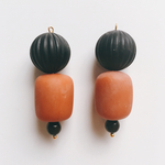 マットオレンジ×ブラックのおめかしピアス