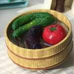 桶に夏野菜ブローチ