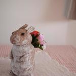 お花をしょったように見えるウサギ花瓶♪