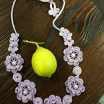紫の花とビーズのネックレス