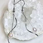 ホワイト淡水パールとウェーブのロングピアス